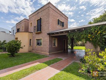 Casa en venta - 3 Dormitorios 4 Baños - 180Mts2 - El Quilmar, City Bell, La Plata