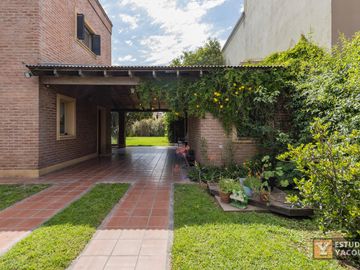 Casa en venta - 3 Dormitorios 4 Baños - 180Mts2 - El Quilmar, City Bell, La Plata