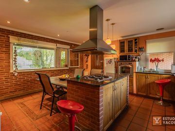 Casa en venta - 3 Dormitorios 4 Baños - 180Mts2 - El Quilmar, City Bell, La Plata