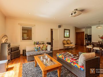 Casa en venta - 3 Dormitorios 4 Baños - 180Mts2 - El Quilmar, City Bell, La Plata