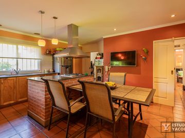 Casa en venta - 3 Dormitorios 4 Baños - 180Mts2 - El Quilmar, City Bell, La Plata