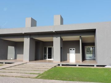 Lote en venta de 654 metros en el barrio cerrado Hudson Park. Anticipo y cuotas