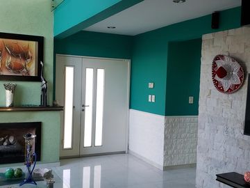Casa de categoría con piscina, quincho y parque en Berazategui Centro