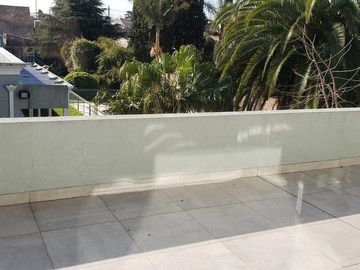 Casa de categoría con piscina, quincho y parque en Berazategui Centro