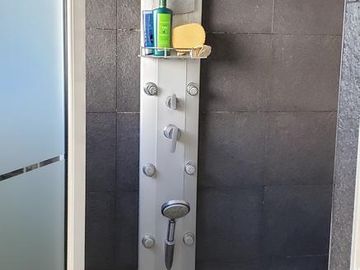 Casa de categoría con piscina, quincho y parque en Berazategui Centro