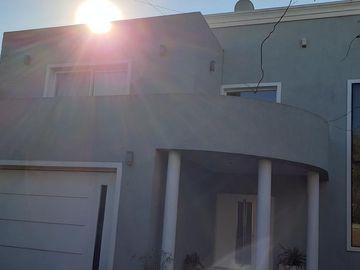 Casa de categoría con piscina, quincho y parque en Berazategui Centro