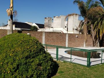 Casa de categoría con piscina, quincho y parque en Berazategui Centro