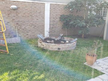 Casa de categoría con piscina, quincho y parque en Berazategui Centro