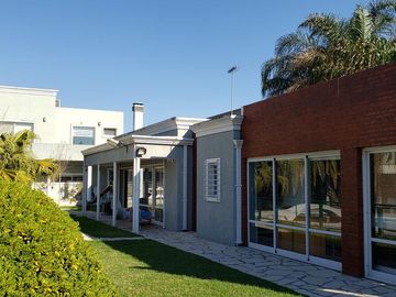 Casa de categoría con piscina, quincho y parque en Berazategui Centro