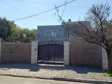 Casa de categoría con piscina, quincho y parque en Berazategui Centro