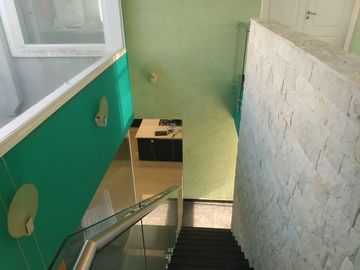 Casa de categoría con piscina, quincho y parque en Berazategui Centro