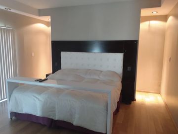 Casa de categoría con piscina, quincho y parque en Berazategui Centro