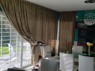 Casa de categoría con piscina, quincho y parque en Berazategui Centro