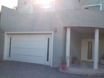 Casa de categoría con piscina, quincho y parque en Berazategui Centro