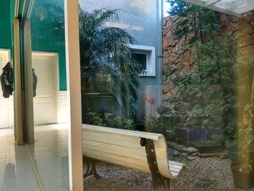Casa de categoría con piscina, quincho y parque en Berazategui Centro