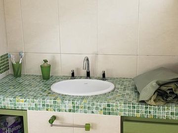 Casa de categoría con piscina, quincho y parque en Berazategui Centro