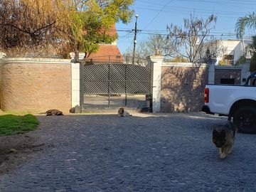 Casa de categoría con piscina, quincho y parque en Berazategui Centro