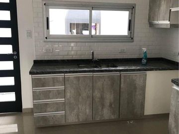 Dúplex en venta - 2 Dormitorios 2 Baños - Cochera - 110Mts2 - Berazategui