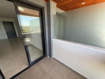 Departamento a estrenar frente con balcón y amenities sobre Avenida Colón