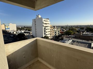 Departamento a estrenar frente con balcón y amenities sobre Avenida Colón