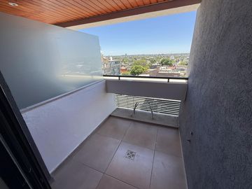 Departamento a estrenar frente con balcón y amenities sobre Avenida Colón