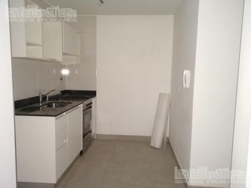 2 Amb. PB Contr.c/ Patio y Cochera f/c. Apto. Seguridad. Lambare al 900  - Almagro