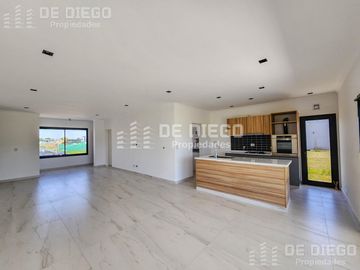 Casa de 4 ambientes en venta en el barrio San Pablo, Pilar
