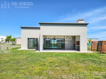 Casa de 4 ambientes en venta en el barrio San Pablo, Pilar