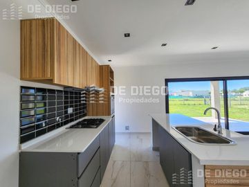 Casa de 4 ambientes en venta en el barrio San Pablo, Pilar