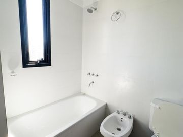 Departamento de dos ambientes con cochera,  en venta- Ituzaingó Sur