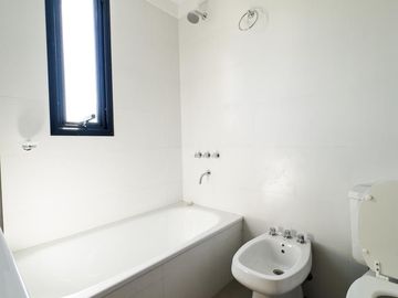 Departamento de dos ambientes con cochera,  en venta- Ituzaingó Sur
