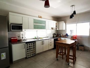 ALUCINANTE CASA EN EL CANTÓN FRENTE AL LAGO