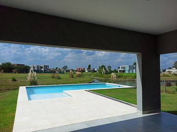 ALUCINANTE CASA EN EL CANTÓN FRENTE AL LAGO