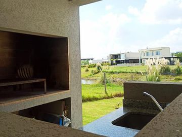 ALUCINANTE CASA EN EL CANTÓN FRENTE AL LAGO