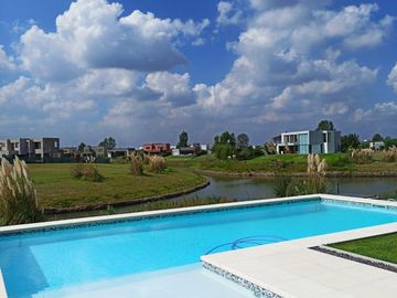 ALUCINANTE CASA EN EL CANTÓN FRENTE AL LAGO