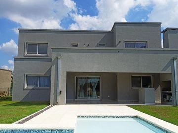 ALUCINANTE CASA EN EL CANTÓN FRENTE AL LAGO