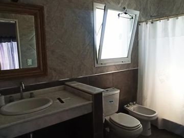 ALUCINANTE CASA EN EL CANTÓN FRENTE AL LAGO