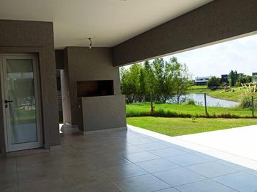 ALUCINANTE CASA EN EL CANTÓN FRENTE AL LAGO