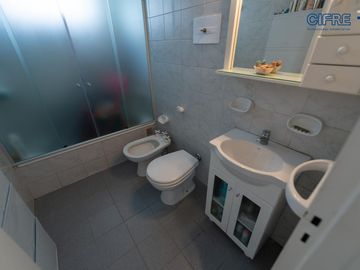 Departamento 3 amb   dependencia completa  3 baños Cochera fija cubierta Baulera