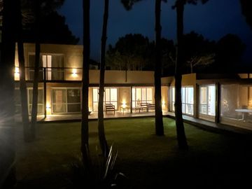 Costa Esmeralda - Residencial I | Venta | Casa de 4 dorm. en gran terreno arbolado de 2.400m2