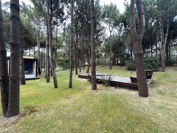 Costa Esmeralda - Residencial I | Venta | Casa de 4 dorm. en gran terreno arbolado de 2.400m2