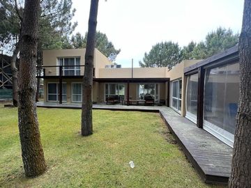 Costa Esmeralda - Residencial I | Venta | Casa de 4 dorm. en gran terreno arbolado de 2.400m2