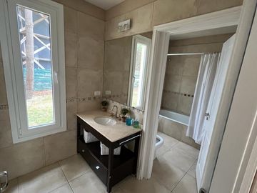 Costa Esmeralda - Residencial I | Venta | Casa de 4 dorm. en gran terreno arbolado de 2.400m2