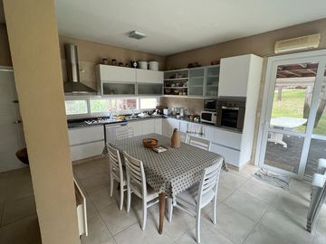 Costa Esmeralda - Residencial I | Venta | Casa de 4 dorm. en gran terreno arbolado de 2.400m2