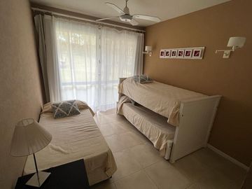 Costa Esmeralda - Residencial I | Venta | Casa de 4 dorm. en gran terreno arbolado de 2.400m2