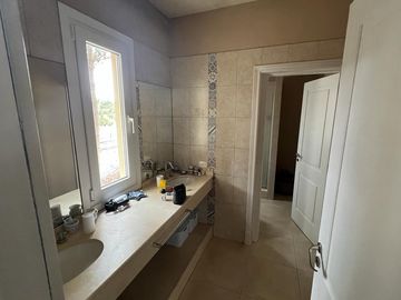 Costa Esmeralda - Residencial I | Venta | Casa de 4 dorm. en gran terreno arbolado de 2.400m2