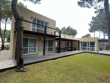 Costa Esmeralda - Residencial I | Venta | Casa de 4 dorm. en gran terreno arbolado de 2.400m2