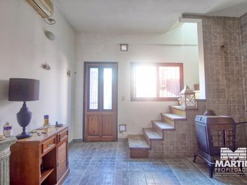 Casa Ph 4 ambientes, 2 baños, escritorio y patio. Estilo antigüo.