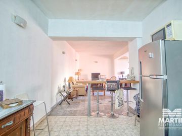 Casa Ph 4 ambientes, 2 baños, escritorio y patio. Estilo antigüo.