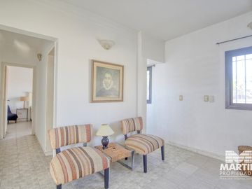 Casa Ph 4 ambientes, 2 baños, escritorio y patio. Estilo antigüo.